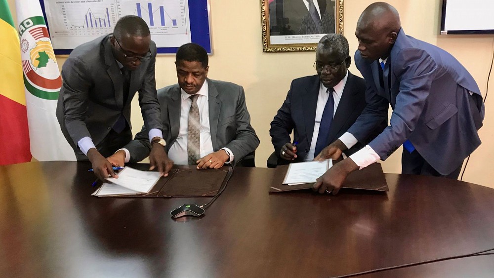 Signing of Memorandum of Understanding between the Republic of Mali and the ECOWAS on strengthening the Early Warning and Response Mechanism in West Africa - H.E. Marcel Da Souza, President of the ECOWAS Commission and Dr Abdrahmane Sylla, Minister for Malian Diaspora and Integration.