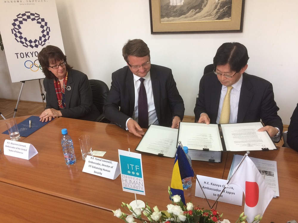 Amb Kazuya Ogawa and Amb Tomaž Lovrenčič signing a new agreement