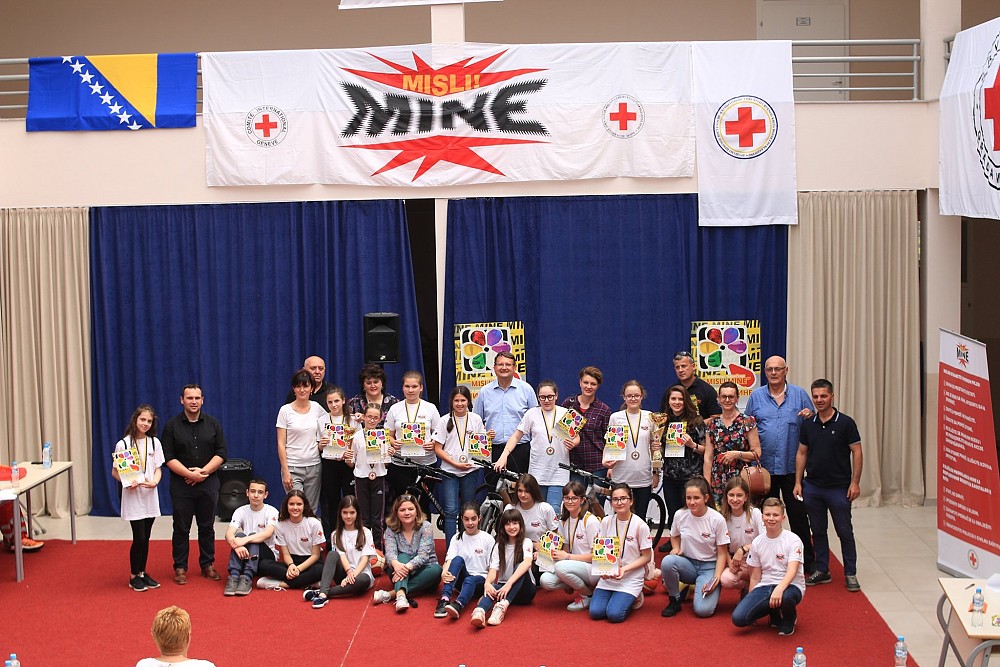 Group photo with Ambassador Tomaž Lovrenčič, ITF Director (Photo: Red Cross Society of BIH).