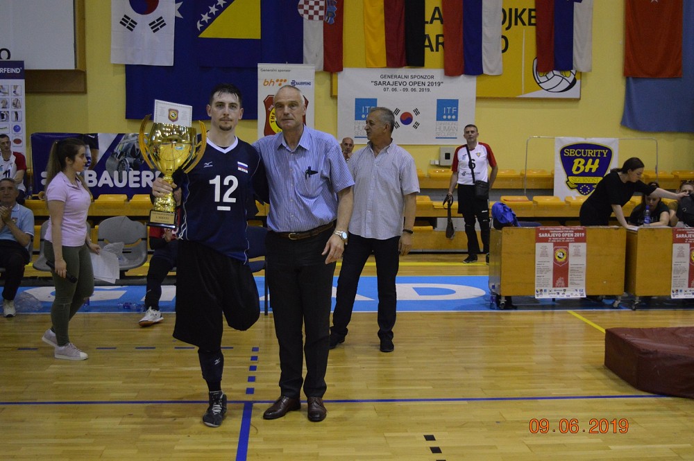 Roman Turšič, ITF, presenting the first place trophy to the Captain of the Russian National Team. (Photo: OKI Fantomi)