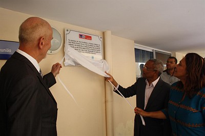 Prime Minister of CV, Minister of Health of CV and Ambassador from Slovenia revealing the NTP acknowledgment sign at Sal Rei Hospital
