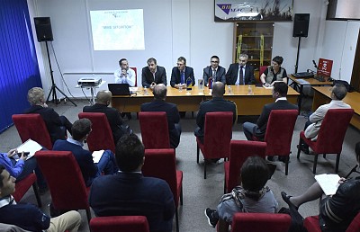 Presenting an overview of mine contamination issue in BiH by representatives of BHMAC