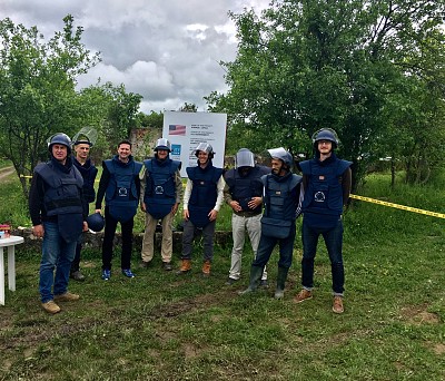The visitors before approaching the area where tasks are performed with mine detection dogs.