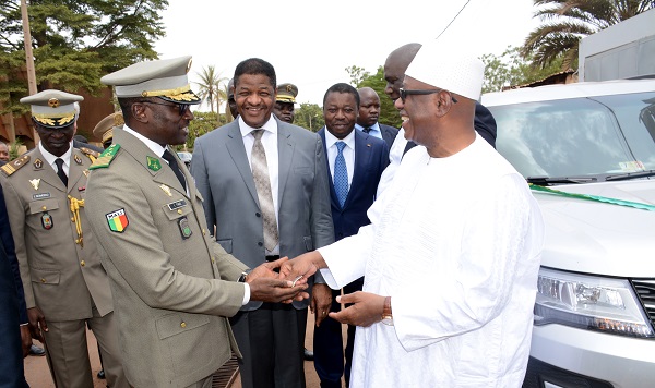 H.E. Ibrahim Boubacar Keïta, President of the Republic of Mali handing the keys of donated vehicle to Col Maj Ibrahim Fane, Director of the Center in presence of H.E. Marcel De Sauza, President of ECOWAS Commission.